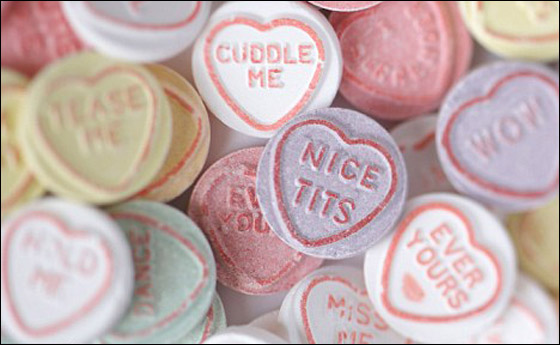 طفلة تفاجأ برسائل خادشة للحياء منقوشة على سكاكر خاصة بعيد الحب! صورة رقم 3