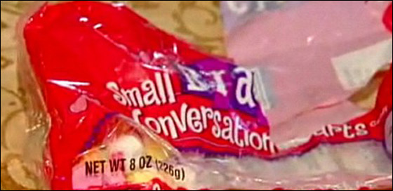 طفلة تفاجأ برسائل خادشة للحياء منقوشة على سكاكر خاصة بعيد الحب! صورة رقم 2