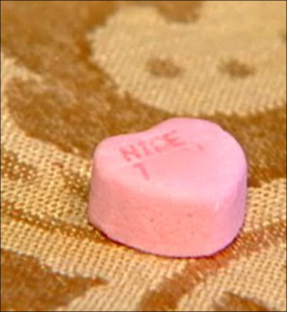 طفلة تفاجأ برسائل خادشة للحياء منقوشة على سكاكر خاصة بعيد الحب! صورة رقم 4