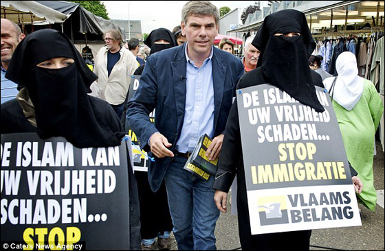 بلجيكي يهاجم الاسلام بنشر صورة ابنته بالبكيني والبرقع! صورة رقم 2 بلجيكي يهاجم الاسلام بنشر صورة ابنته بالبكيني والبرقع! صورة رقم 2