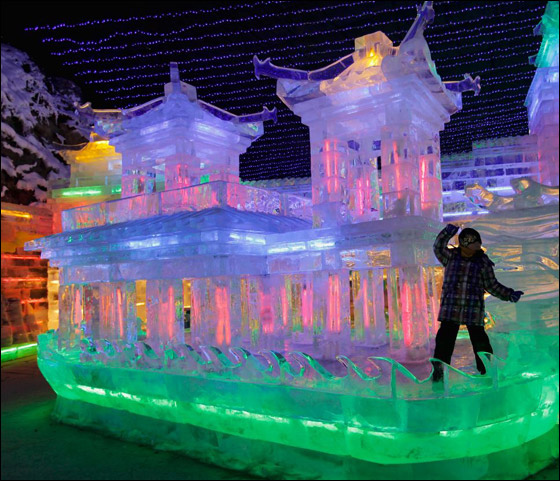 بالصور: تماثيل جليدية مضاءة في الصين احتفالا برأس السنة القمرية صورة رقم 7