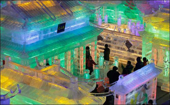 بالصور: تماثيل جليدية مضاءة في الصين احتفالا برأس السنة القمرية صورة رقم 8