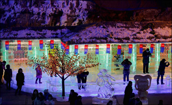 بالصور: تماثيل جليدية مضاءة في الصين احتفالا برأس السنة القمرية صورة رقم 1