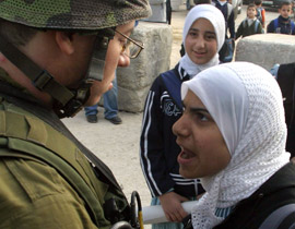 رجل امن اسرائيلي يحتجز فلسطينية لرفضها اعطائه رقم هاتفها! صورة رقم 1