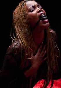 مثلية النوع تروي قصة اغتصابها من قبل والدها لعدم تقبله مثليتها! صورة رقم 1