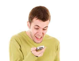 سمع شقيقته تتحدث مع صديقها.. فحلق لها شعرها على الـ