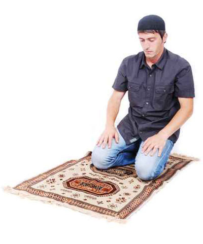 امام يتعرض للضرب بالمطرقة  خلال ادائه للصلاة بالمسجد!! صورة رقم 1