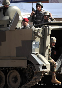 القوات السورية تستخدم المعتقلين كدورع بشرية للحماية!! صورة رقم 1