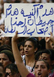 طرد عائلات مسيحية بمصر بسبب علاقة مسلمة بشاب قبطي! صورة رقم 1