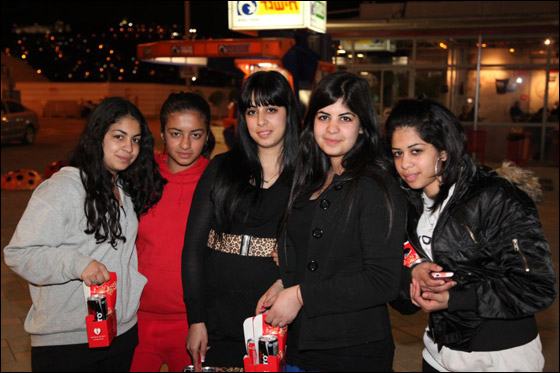 عائلة كوكا كولا احتفلت بعيد الحب صورة رقم 1 عائلة كوكا كولا احتفلت بعيد الحب صورة رقم 1