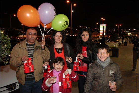 عائلة كوكا كولا احتفلت بعيد الحب صورة رقم 2 عائلة كوكا كولا احتفلت بعيد الحب صورة رقم 2