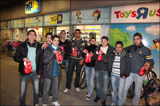 عائلة كوكا كولا احتفلت بعيد الحب صورة رقم 5 عائلة كوكا كولا احتفلت بعيد الحب صورة رقم 5