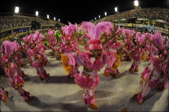 على وقع دقات الطبول: انطلاق أكبر كارنفال في شوارع ريو دي جنيرو صورة رقم 3 على وقع دقات الطبول: انطلاق أكبر كارنفال في شوارع ريو دي جنيرو صورة رقم 3