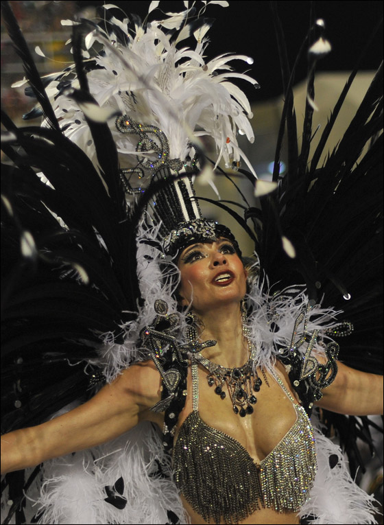 على وقع دقات الطبول: انطلاق أكبر كارنفال في شوارع ريو دي جنيرو صورة رقم 27 على وقع دقات الطبول: انطلاق أكبر كارنفال في شوارع ريو دي جنيرو صورة رقم 27