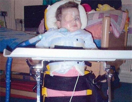 اهل يتلقون جائزة بعد تعرضهم لحادث واصابة طفلتهم بالشلل  صورة رقم 1