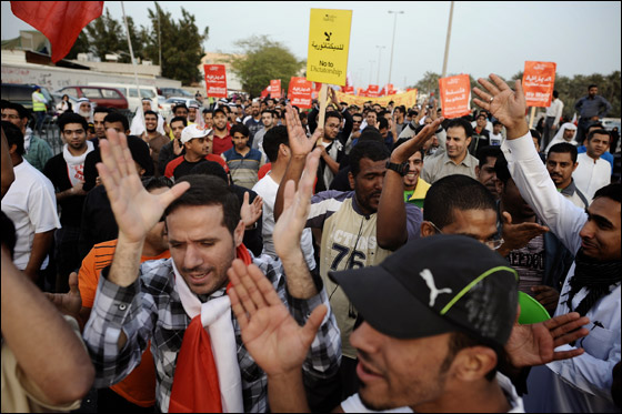 مسيرات في البحرين تنادي بإسقاط الحكومة واقالة رئيس الوزراء! صورة رقم 6 مسيرات في البحرين تنادي بإسقاط الحكومة واقالة رئيس الوزراء! صورة رقم 6