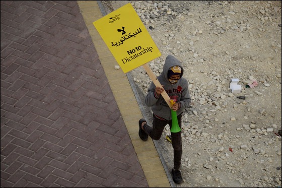 مسيرات في البحرين تنادي بإسقاط الحكومة واقالة رئيس الوزراء! صورة رقم 7 مسيرات في البحرين تنادي بإسقاط الحكومة واقالة رئيس الوزراء! صورة رقم 7