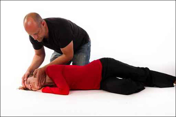 قتل زوجته امام طفليهما لاعادتها تفعيل صفحتها على 