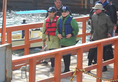 هيلاري كلينتون تقف وجها لوجه مع حوت ضخم! صورة رقم 3 هيلاري كلينتون تقف وجها لوجه مع حوت ضخم! صورة رقم 3