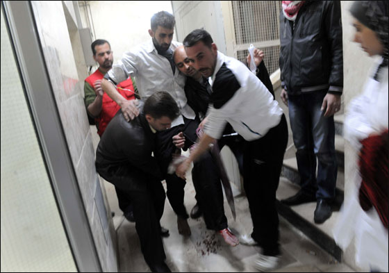 سوريا: فرق انقاذ تابعة للصليب الاحمر بدأت باجلاء الجرحى تحت القصف! صورة رقم 5