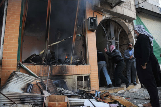 سوريا: فرق انقاذ تابعة للصليب الاحمر بدأت باجلاء الجرحى تحت القصف! صورة رقم 6