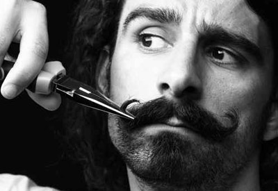 حلاق قص شارب زبونه.. فسجن! صورة رقم 1