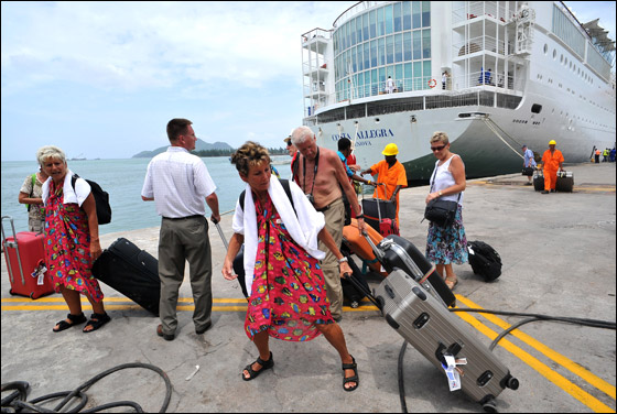 احتراق سفينة ايطالية وعلى متنها اكثر من 1000 راكب! صورة رقم 5 احتراق سفينة ايطالية وعلى متنها اكثر من 1000 راكب! صورة رقم 5