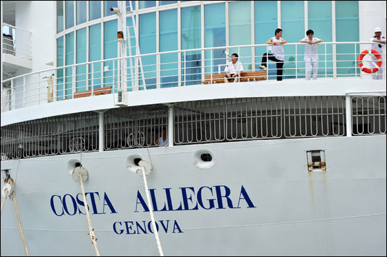 احتراق سفينة ايطالية وعلى متنها اكثر من 1000 راكب! صورة رقم 12 احتراق سفينة ايطالية وعلى متنها اكثر من 1000 راكب! صورة رقم 12