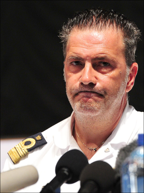 احتراق سفينة ايطالية وعلى متنها اكثر من 1000 راكب! صورة رقم 11 احتراق سفينة ايطالية وعلى متنها اكثر من 1000 راكب! صورة رقم 11