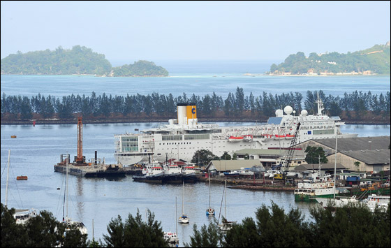 احتراق سفينة ايطالية وعلى متنها اكثر من 1000 راكب! صورة رقم 9 احتراق سفينة ايطالية وعلى متنها اكثر من 1000 راكب! صورة رقم 9