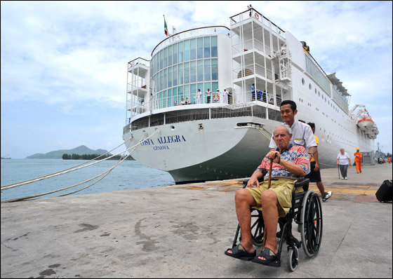 احتراق سفينة ايطالية وعلى متنها اكثر من 1000 راكب! صورة رقم 3 احتراق سفينة ايطالية وعلى متنها اكثر من 1000 راكب! صورة رقم 3