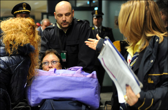 احتراق سفينة ايطالية وعلى متنها اكثر من 1000 راكب! صورة رقم 10 احتراق سفينة ايطالية وعلى متنها اكثر من 1000 راكب! صورة رقم 10