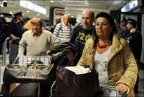 احتراق سفينة ايطالية وعلى متنها اكثر من 1000 راكب! صورة رقم 13 احتراق سفينة ايطالية وعلى متنها اكثر من 1000 راكب! صورة رقم 13