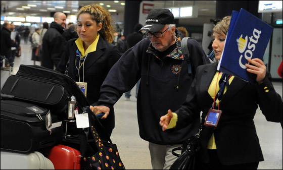 احتراق سفينة ايطالية وعلى متنها اكثر من 1000 راكب! صورة رقم 2 احتراق سفينة ايطالية وعلى متنها اكثر من 1000 راكب! صورة رقم 2