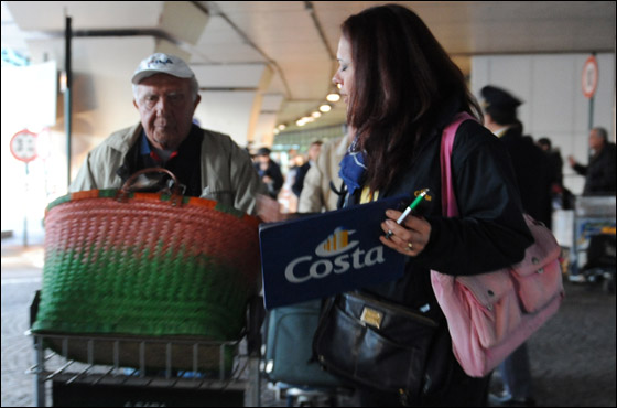 احتراق سفينة ايطالية وعلى متنها اكثر من 1000 راكب! صورة رقم 14 احتراق سفينة ايطالية وعلى متنها اكثر من 1000 راكب! صورة رقم 14