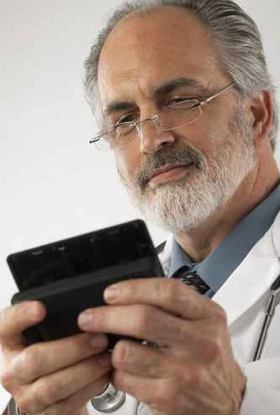 السجن 18 شهرا لطبيب اتهم موظفة بالايدز لتشويه سمعتها! صورة رقم 1