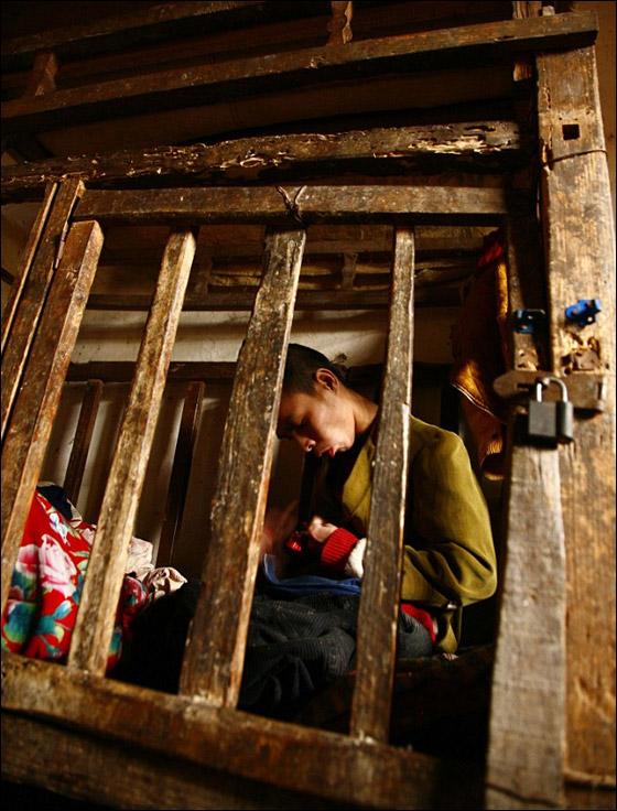 تعرفوا على الشاب الذي قضى معظم ايام حياته داخل قفص خشبي!  صورة رقم 6