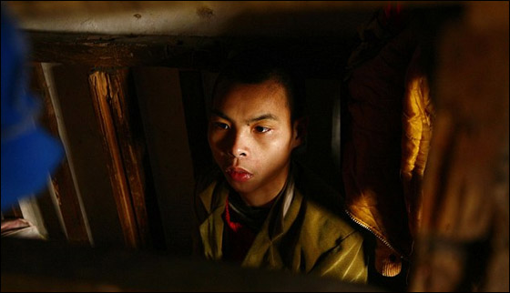 تعرفوا على الشاب الذي قضى معظم ايام حياته داخل قفص خشبي!  صورة رقم 1