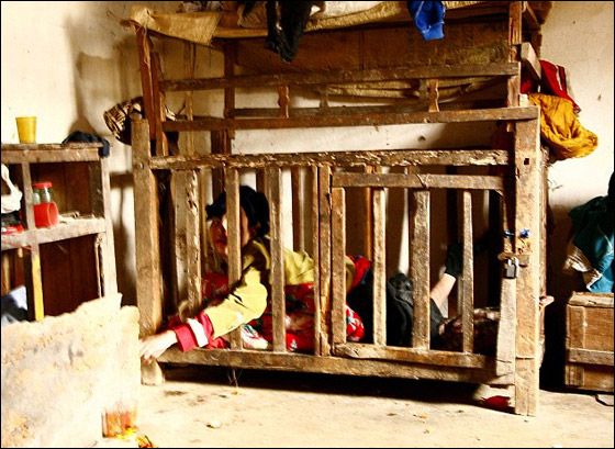 تعرفوا على الشاب الذي قضى معظم ايام حياته داخل قفص خشبي!  صورة رقم 5