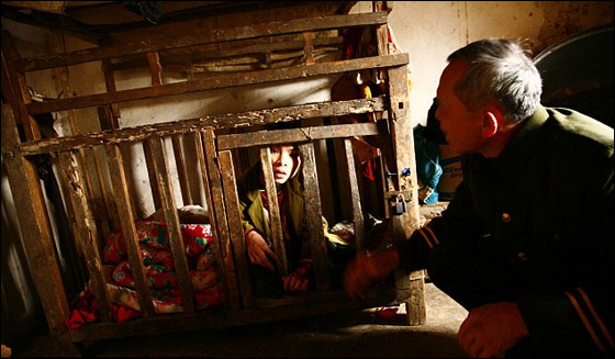 تعرفوا على الشاب الذي قضى معظم ايام حياته داخل قفص خشبي!  صورة رقم 2