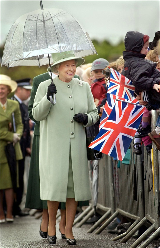 ما هو السر وراء مظلات الملكة اليزابيث التي تطابق الوان ملابسها؟ صورة رقم 1