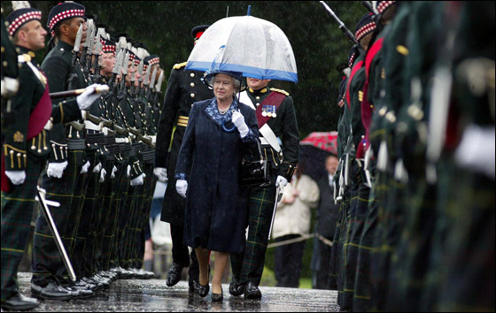 ما هو السر وراء مظلات الملكة اليزابيث التي تطابق الوان ملابسها؟ صورة رقم 4