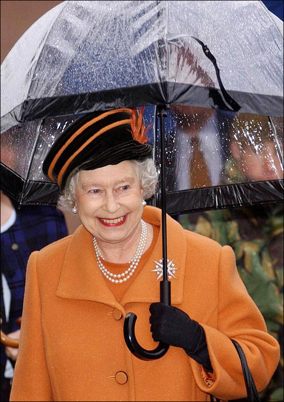 ما هو السر وراء مظلات الملكة اليزابيث التي تطابق الوان ملابسها؟ صورة رقم 5