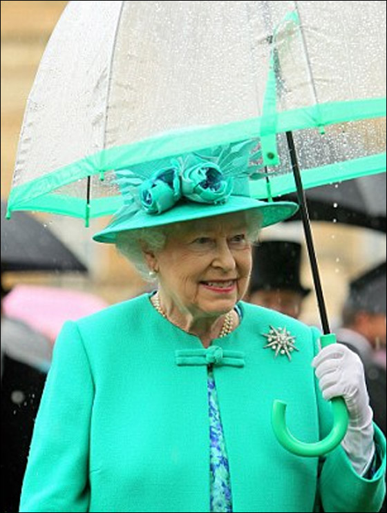 ما هو السر وراء مظلات الملكة اليزابيث التي تطابق الوان ملابسها؟ صورة رقم 6