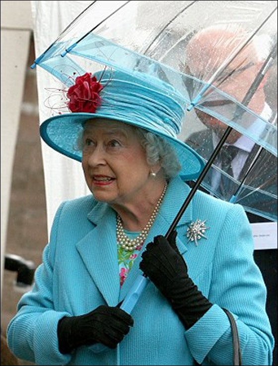 ما هو السر وراء مظلات الملكة اليزابيث التي تطابق الوان ملابسها؟ صورة رقم 8