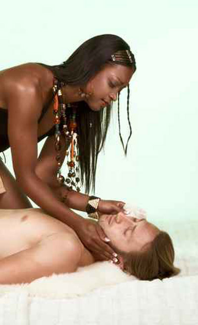 خلال نوم زوجها وصديقته.. سكبت عليه ماء النار صورة رقم 1