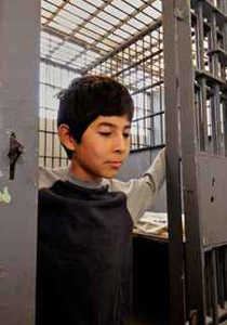 حبست ابنها لمدة 12 عاما لانه مجهول النسب! صورة رقم 1