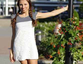 مئات الشباب يحاصرون سائحة أجنبية لارتدائها ملابس قصيرة! صورة رقم 1 مئات الشباب يحاصرون سائحة أجنبية لارتدائها ملابس قصيرة! صورة رقم 1