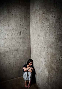 كبّل ابنته بالحبال لتعترف بعلاقة والدتها برجال اخرين.. فماتت! صورة رقم 1