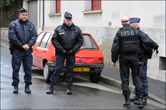 اثر الهجوم على مدرسة يهودية.. انفجارات تهز فرنسا والجاني طليق صورة رقم 9